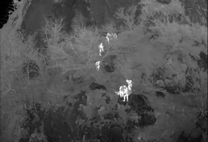 Termisk dronebilde av varmesignaturer i ulendt terreng